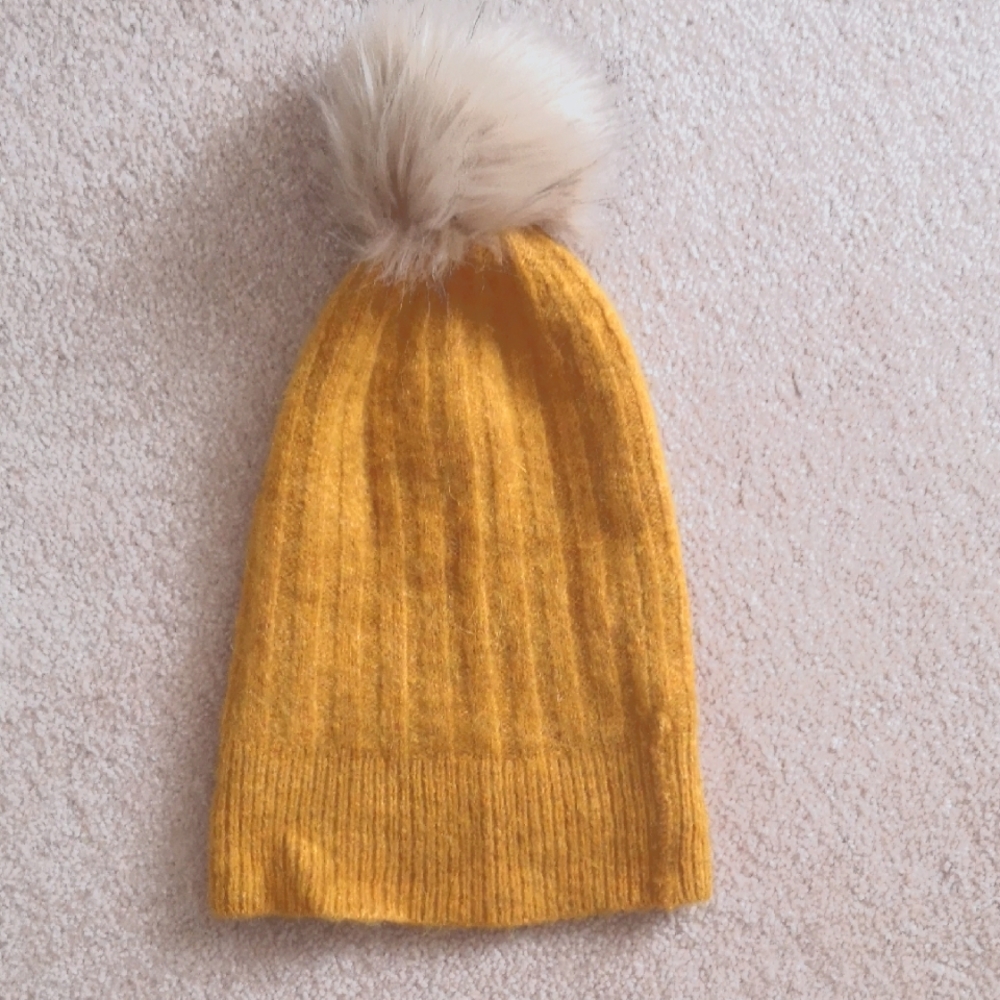 Cozy Auxiliary Yellow Pom-Pom Beanie
